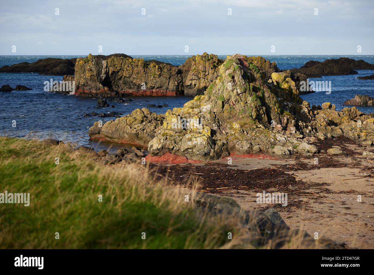 Ballintoy Harbour an der Causeway Coast, Nordirien. Berühmt wurde er als Lordsport Harbout in der zweiten Serie von Game of Thrones. Stockfoto