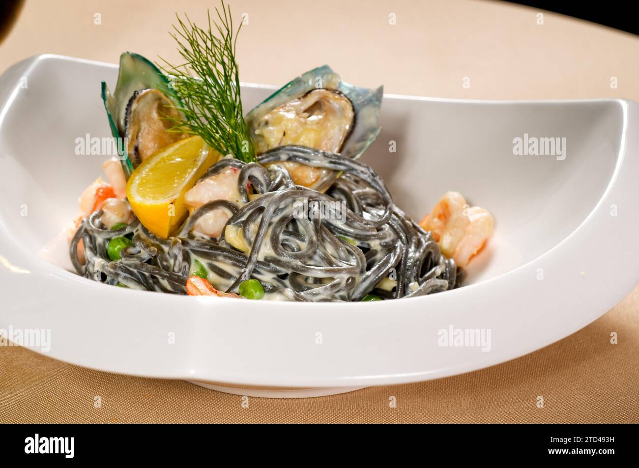 Frische Meeresfrüchte, schwarze Tintenfisch-Tinte, Spaghetti, Pasta, italienische Gerichte, Lebensmittelfotografie Stockfoto