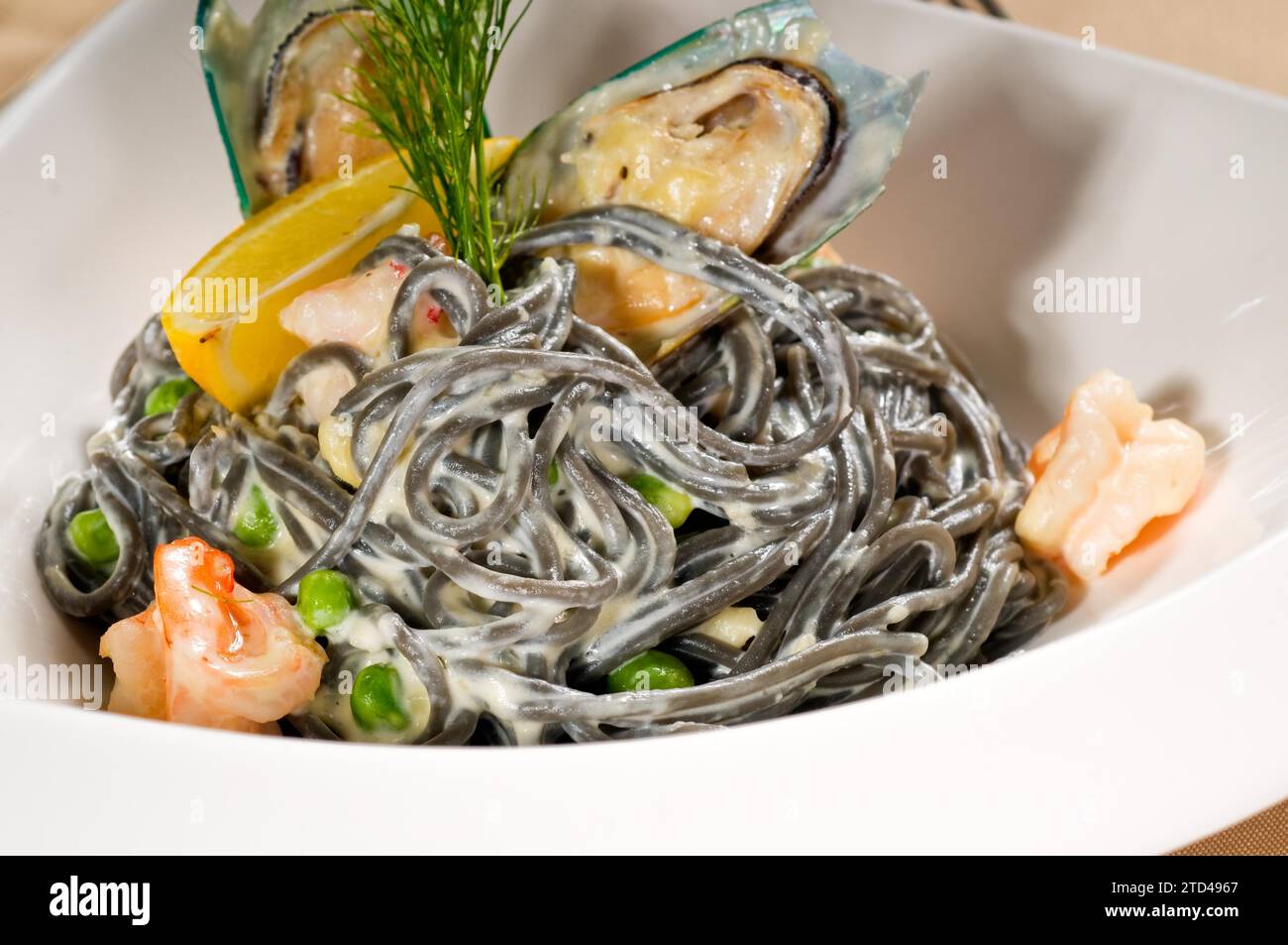 Frische Meeresfrüchte, schwarze Tintenfisch-Tinte, Spaghetti, Pasta, italienische Gerichte, Lebensmittelfotografie Stockfoto