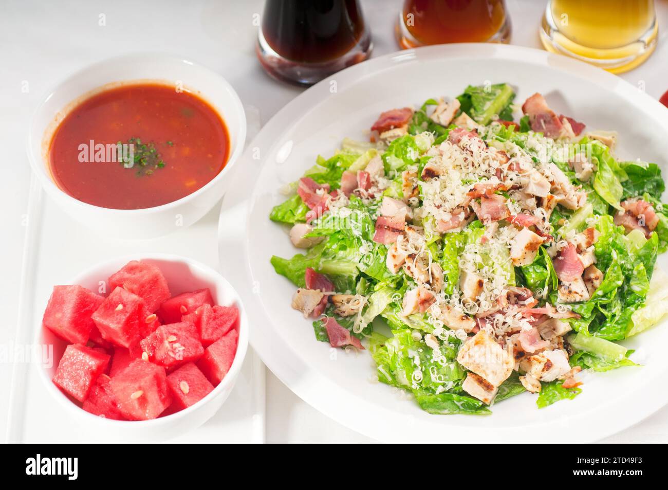 Frischer klassischer caesar-Salat, gesunde Mahlzeit, KÖSTLICHERE SPEISEN IM PORTFOLIO, Lebensmittelfotografie Stockfoto