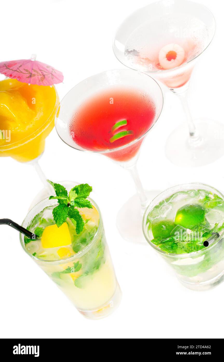 Gruppe klassischer farbenfroher Cocktails, isoliert auf weißem Hintergrund, Lebensmittelfotografie Stockfoto