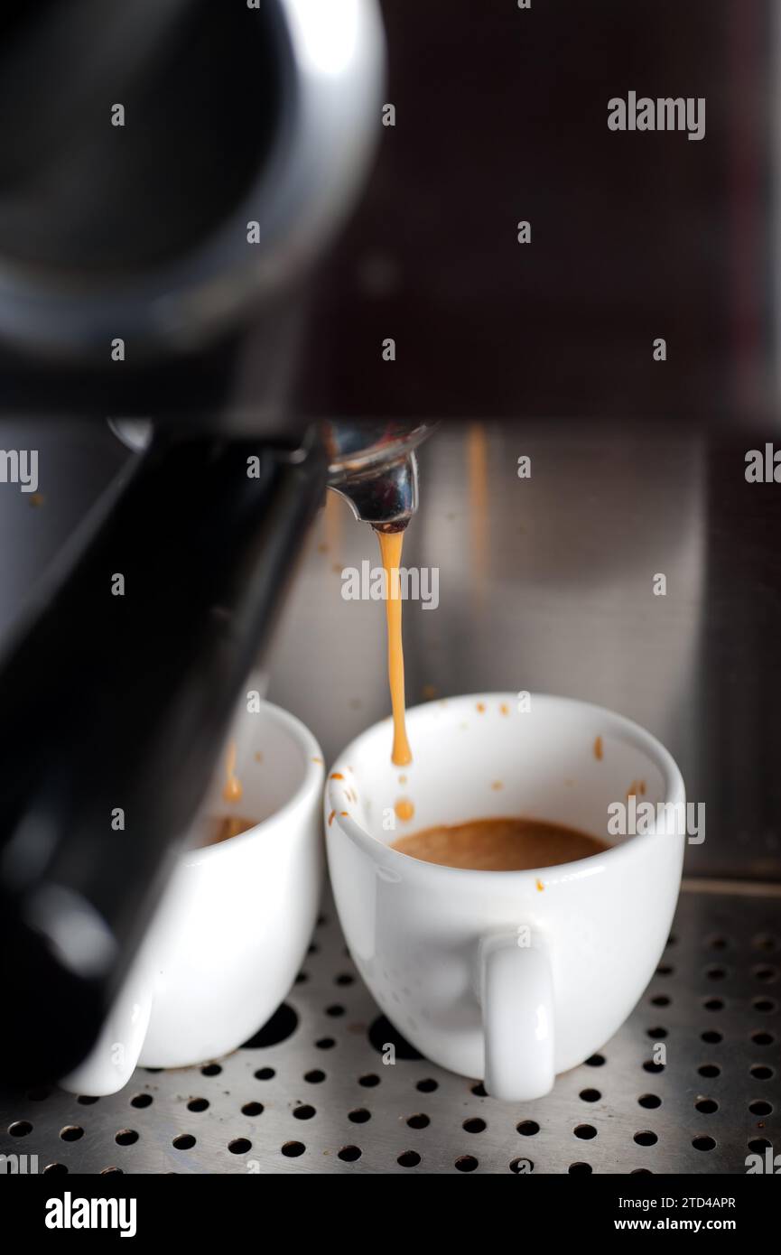 Italienischer Espresso, Kaffeezubereitung mit professionellem Makrogerät, Lebensmittelfotografie Stockfoto