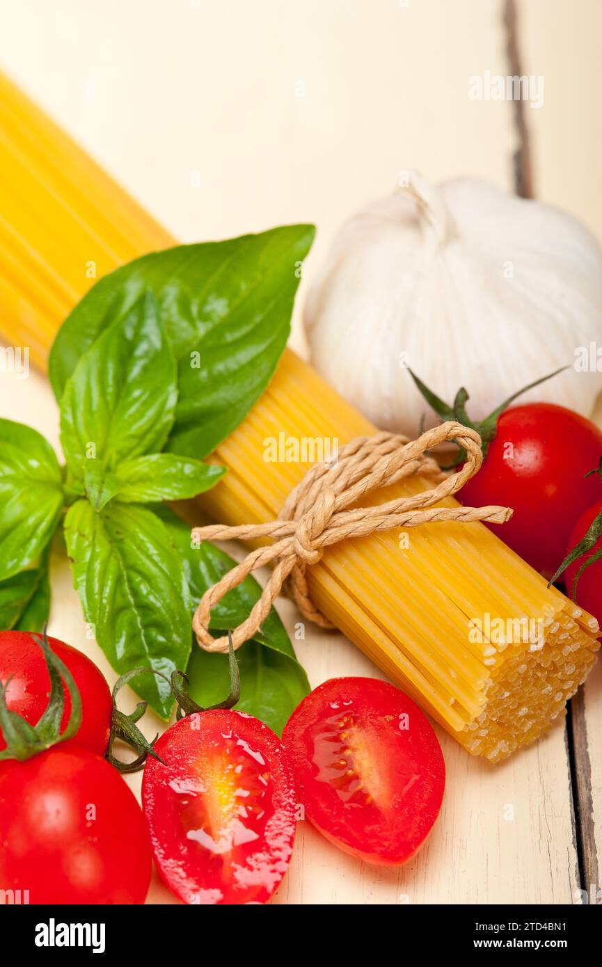 Rohe Zutaten Spaghetti Pasta Tomate und Basilikum Grundlagen der italienischen Küche, Lebensmittelfotografie Stockfoto