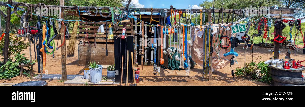 afrikanischer Unternehmer, Straßenverkäufer, der auf der Seite der Straßenbauteile und -Werkzeuge verkauft Stockfoto
