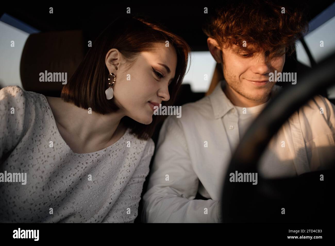 Junge Paare, Mann und Frau, machen im Sommer an einem sonnigen Tag eine Reise. SstkLOVE Stockfoto