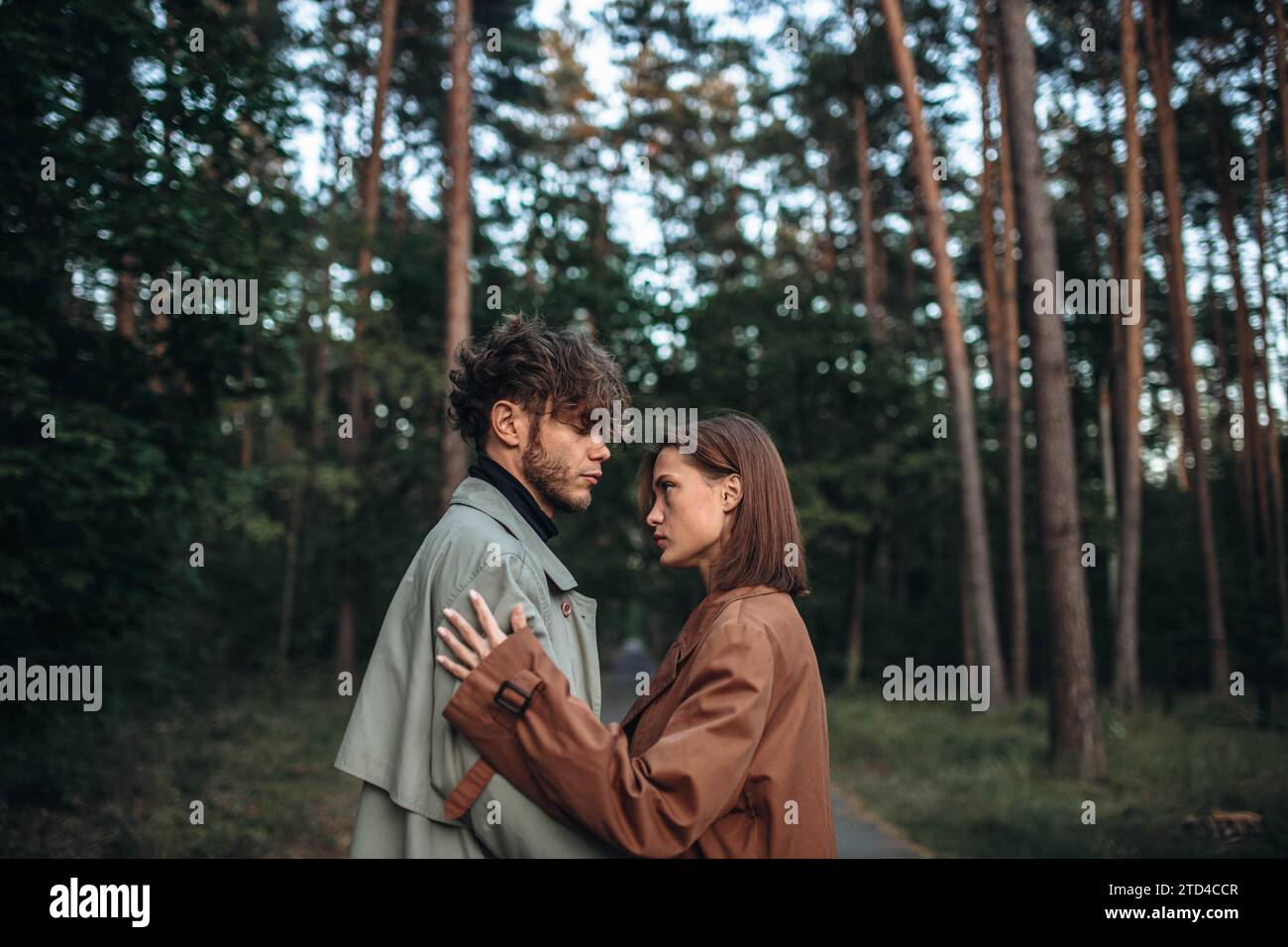 Romantische Liebespaare bei einem Date im Park bei kaltem Wetter. Modisches Paar im Mantel Stockfoto