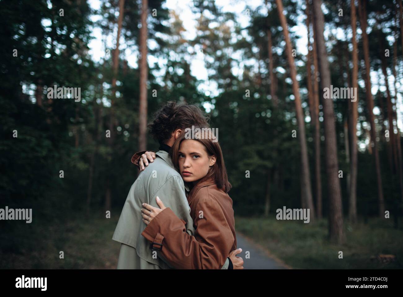 Romantische Liebespaare bei einem Date im Park bei kaltem Wetter. Modisches Paar im Mantel Stockfoto