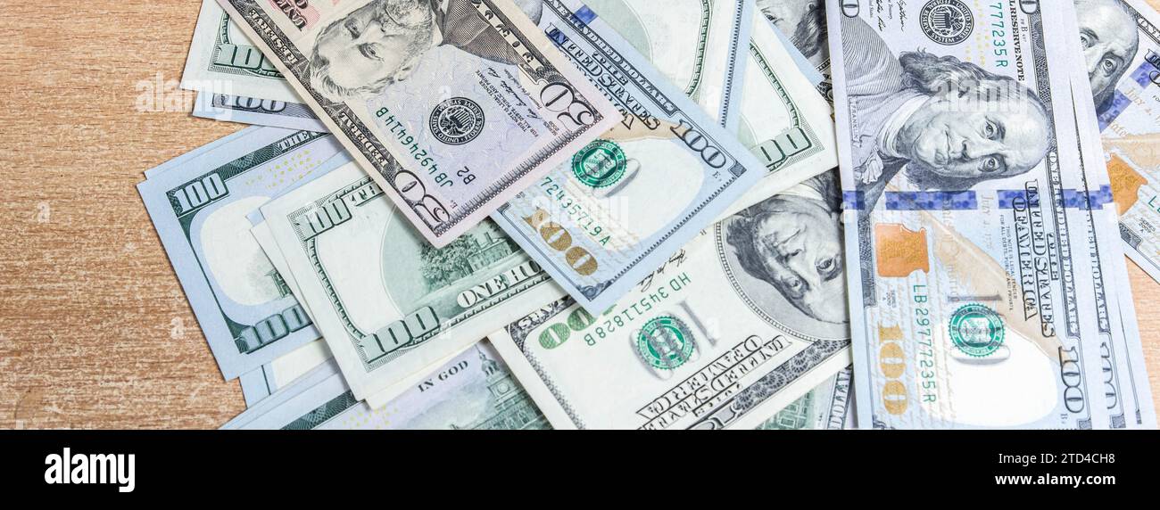 Viele hundert Dollar-Scheine auf dem Tisch Stockfoto