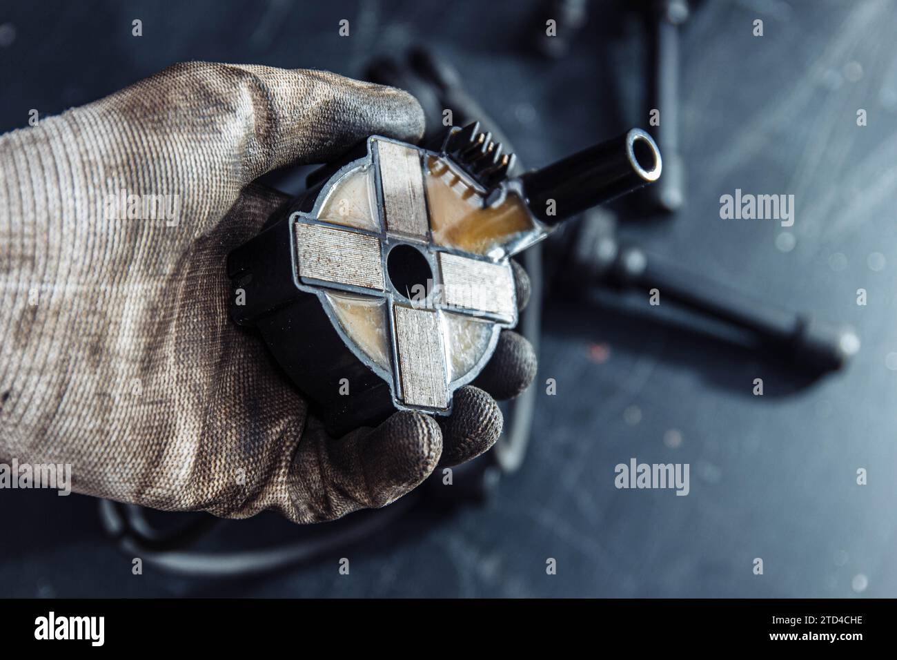 Motorzündungsspule in der Hand des Automechanikers Stockfoto