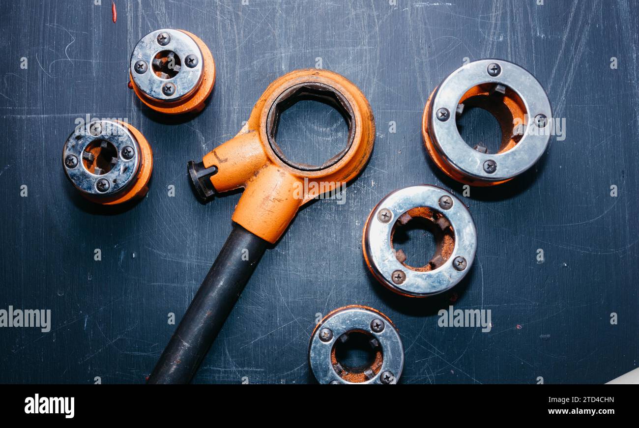 Professionelles Werkzeug für Klempnerschlosser zum Gewinden von Kanalrohren aus Metall und Kunststoff. Eine Reihe von Klups Stockfoto