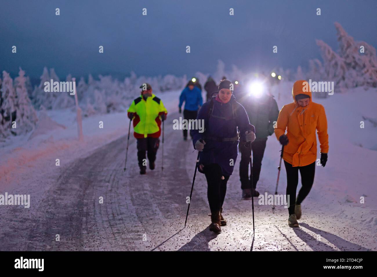 16. Dezember 2023, Sachsen-Anhalt, Schierke: Wanderer gehen in den frühen Morgenstunden beim Brockenfrühstück mit Geocaching über den Brocken. Über 1000 Geocacher mit GPS und Karten reagierten auf den Aufruf zum 9. Brocken Breakfast. Die Teilnehmer aus ganz Europa wanderten auf verschiedenen Routen zum Brocken. Ankunftszeit war Sonnenaufgang auf dem Brocken. Alle registrierten Teilnehmer erhielten einen Geocoin, der die Himmelsscheibe von Nebra darstellt. Foto: Matthias Bein/dpa Stockfoto