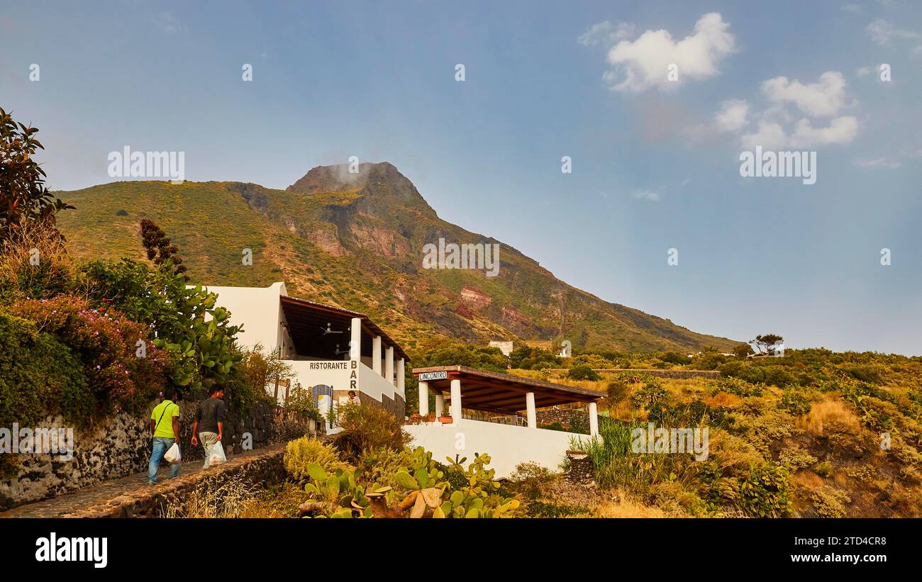 Berg, weiße Gebäude, Passanten, Stromboli, Berg, Vulkan, Vulkaninsel, Stromboli, Äolische Inseln, Lipari-Inseln, Sizilien, Italien Stockfoto