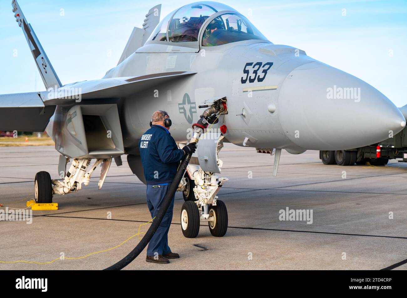 Scott Air Force Base, Usa. 13. Dezember 2023. Jim Billingsley betankt zusammen mit der 375th Operations Support Squadron der U.S. Air Force ein Navy E/A-18G Growler Kampfflugzeug während der Agile Combat-Übung auf der Scott Air Force Base am 13. Dezember 2023 in der Nähe von Belleville, Illinois. Foto: A1C de’Quan Simmons/United States Air Force Photo/Alamy Live News Stockfoto