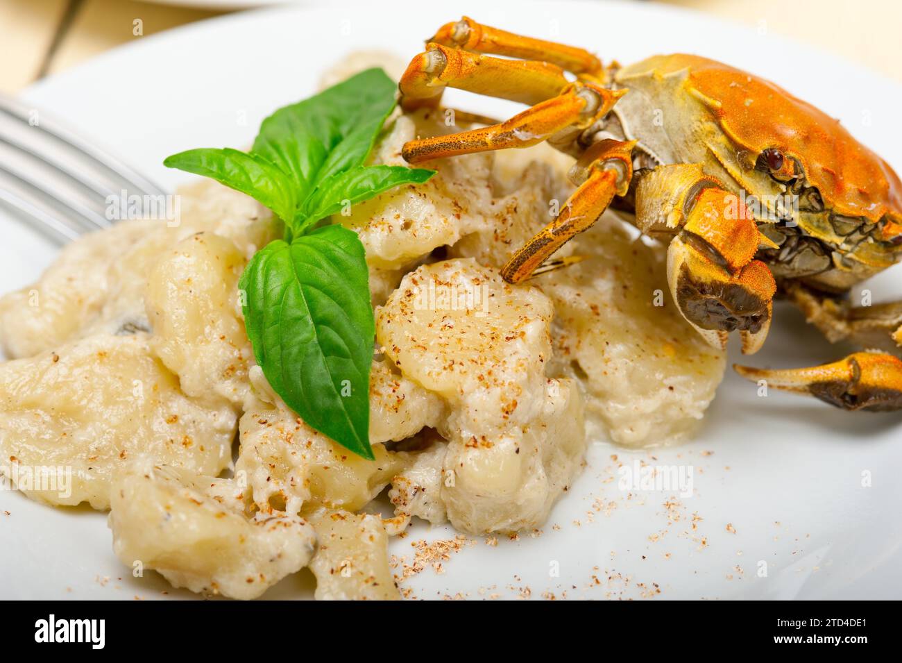 Frische hausgemachte italienische Gnocchi mit Meeresfrüchtesauce Krabben und Basilikum Stockfoto