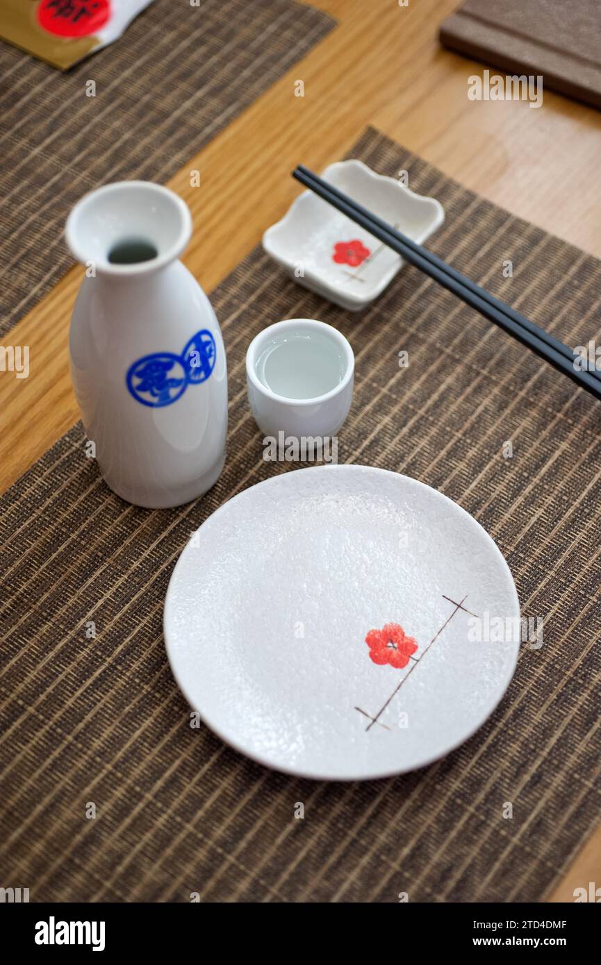 Tisch-Set und Sake-Flasche und Becher im japanischen Stil Stockfoto