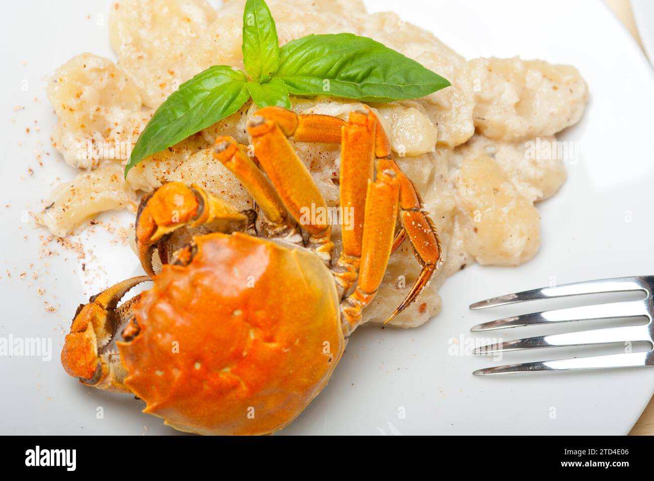 Frische hausgemachte italienische Gnocchi mit Meeresfrüchtesauce Krabben und Basilikum Stockfoto