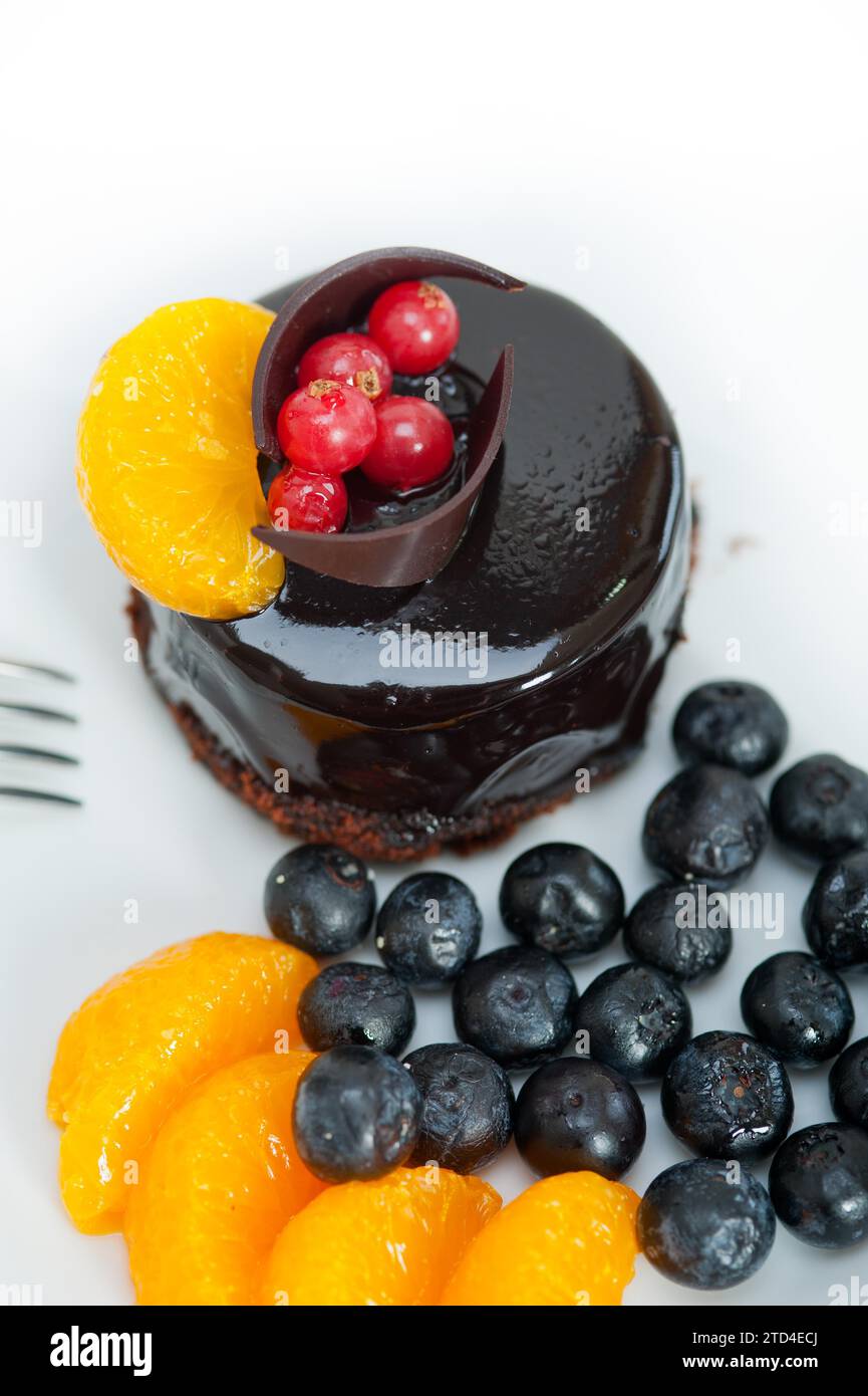 Schokoladenkuchen und frisches Obst auf der obersten Nahaufnahme Makro Stockfoto