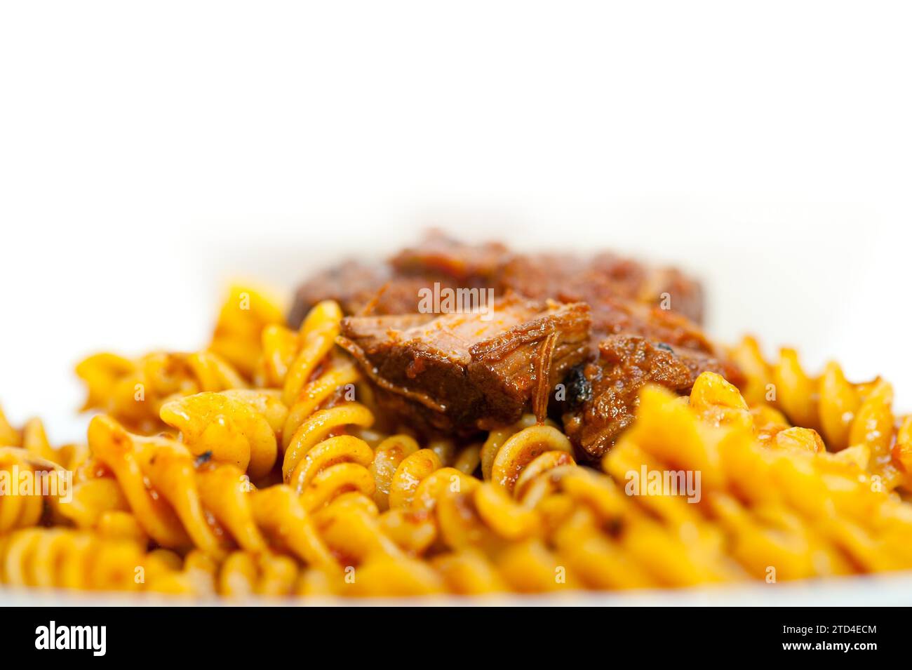 Fusilli Pasta al dente mit Ragu-Fleischsoße nach neapolitanischer Art, die sich sehr von Bolognese unterscheidet Stockfoto