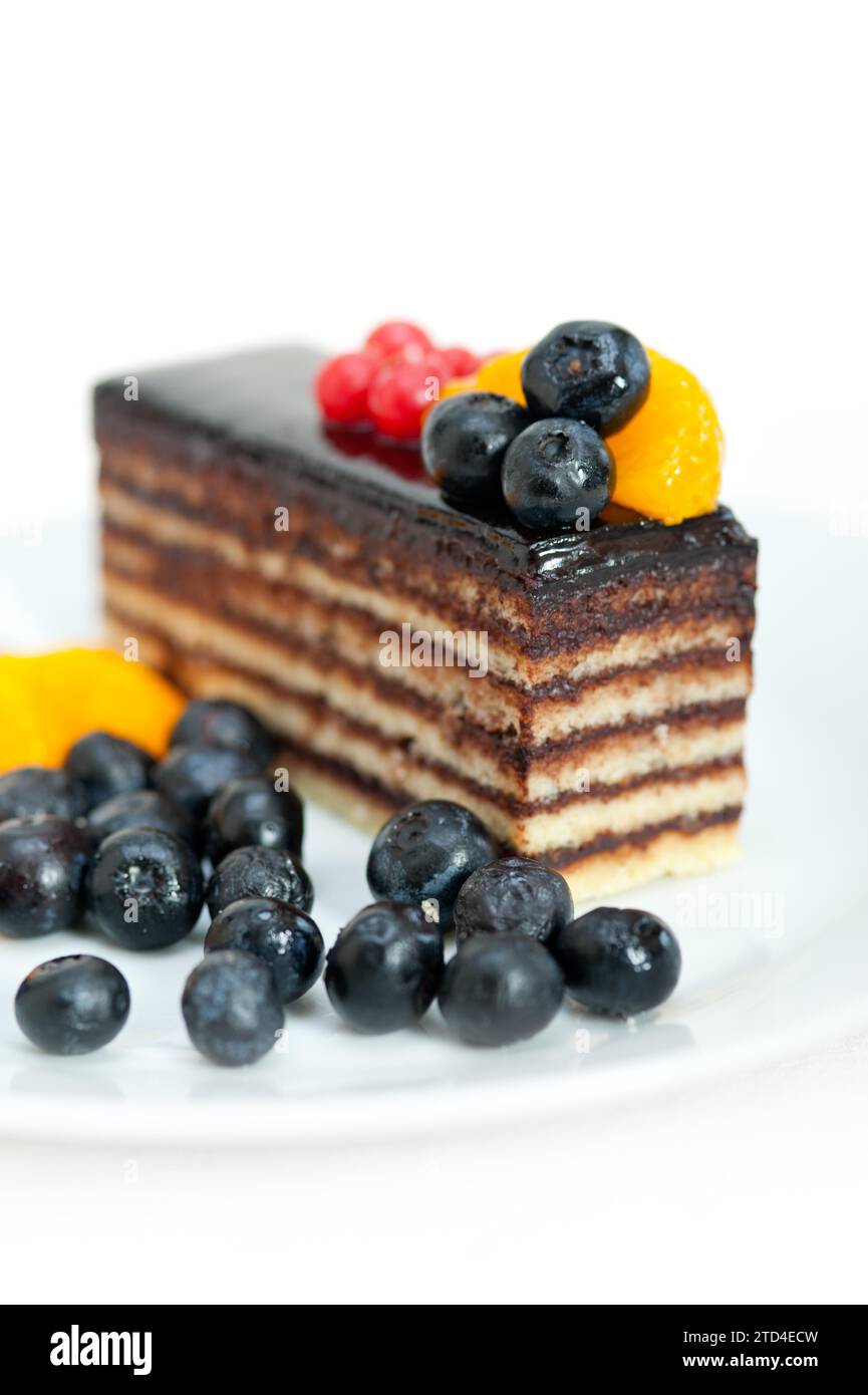 Schokoladenkuchen und frisches Obst auf der obersten Nahaufnahme Makro Stockfoto