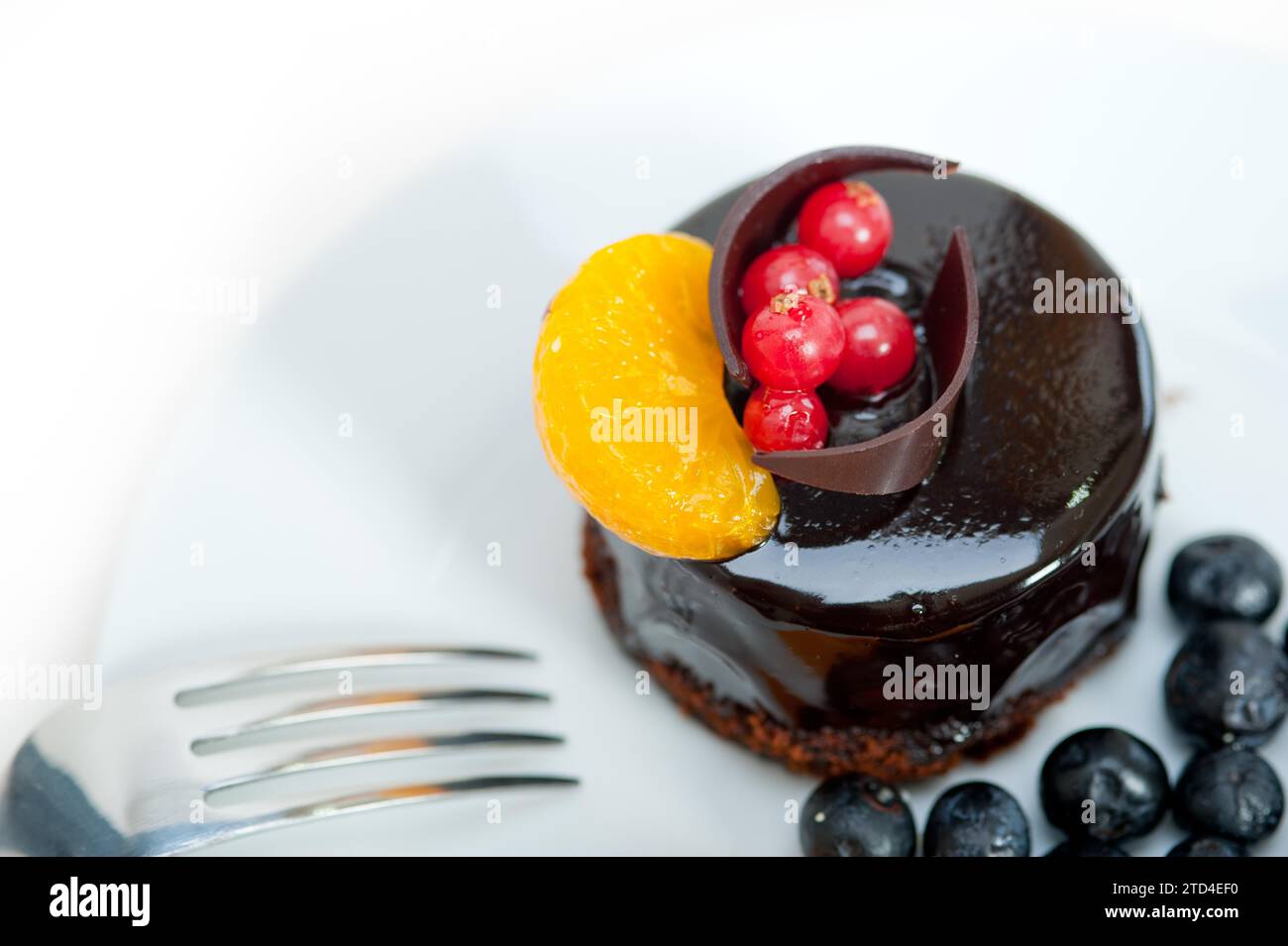 Schokoladenkuchen und frisches Obst auf der obersten Nahaufnahme Makro Stockfoto