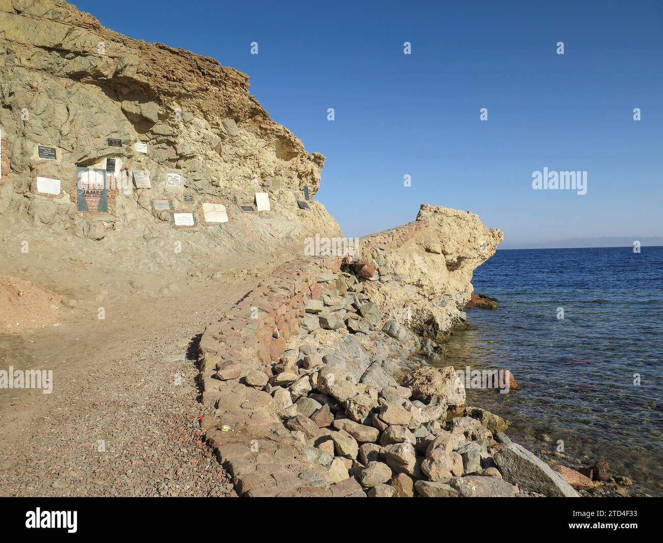 Gedenksteine für Tauchunfälle, Grabsteine am Tauchplatz Blue Hole, Golf von Aqaba, Rotes Meer, Dahab, Sinai, Ägypten Stockfoto