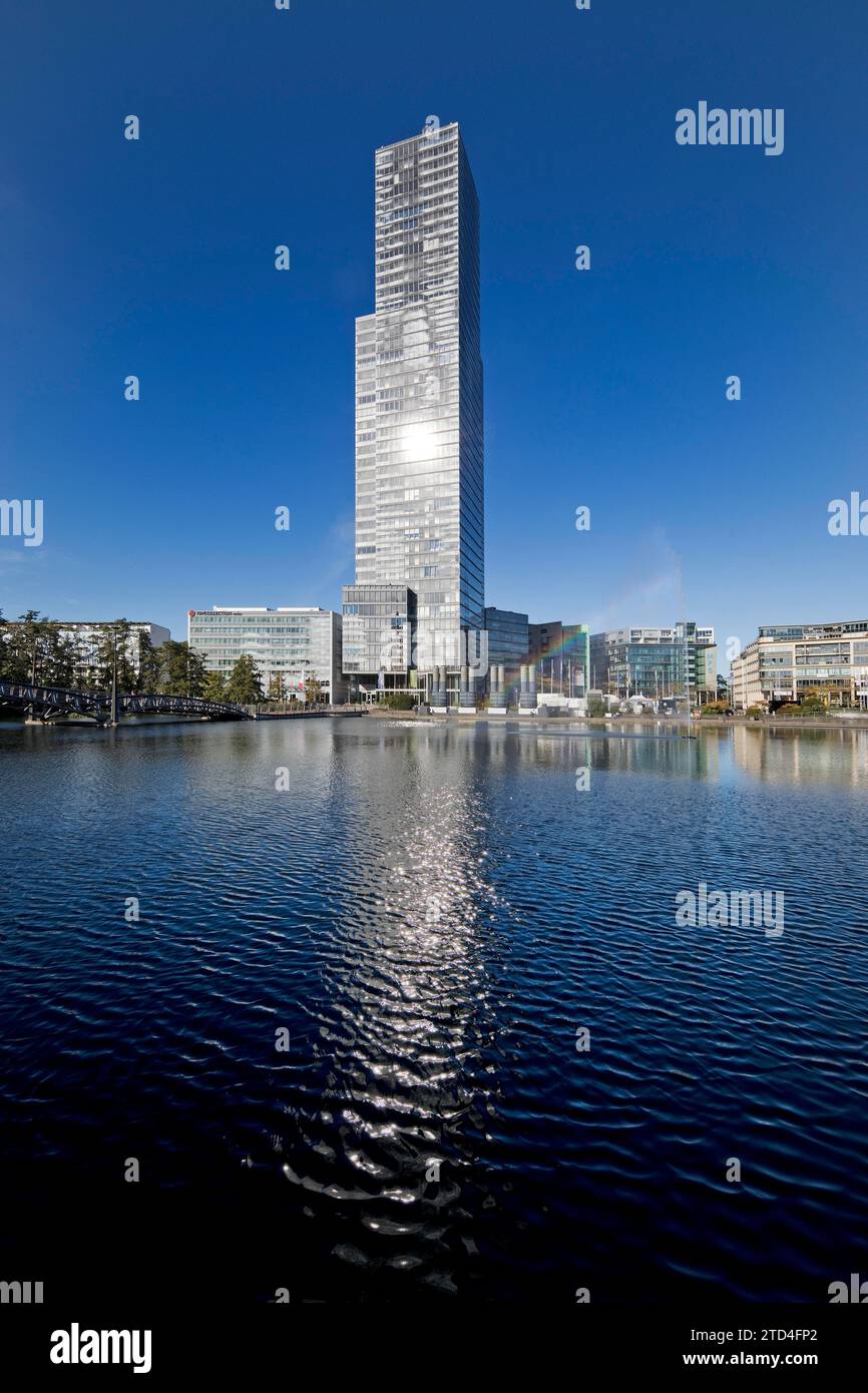 Kölner Turm spiegelt sich im Mediapark See, Mediapark, Köln, Rheinland, Nordrhein-Westfalen, Deutschland Stockfoto