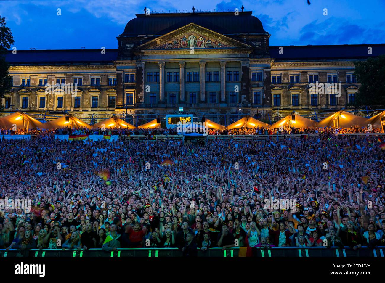 DEU Sachsen Dresden Public Viewing in Dresden Public Viewing am Elbufer in Dresden auf dem Gelände der Filmnaechte am Elbufer, wann Stockfoto