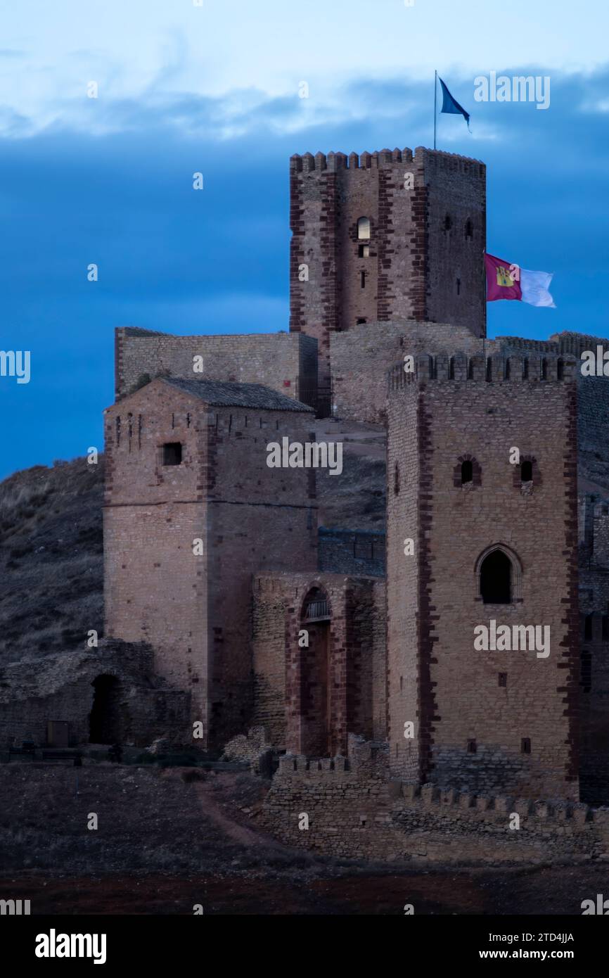 Schloss unter einem bewölkten Himmel, mit einer Flagge oben, die historischen und architektonischen Glanz verkörpert Stockfoto