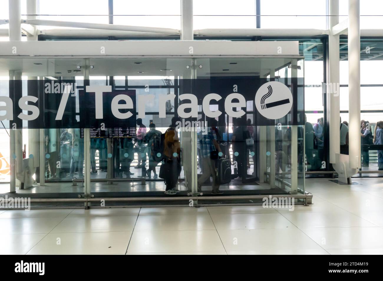 Raucherterrassenbereich im ist Istanbul Airport Stockfoto