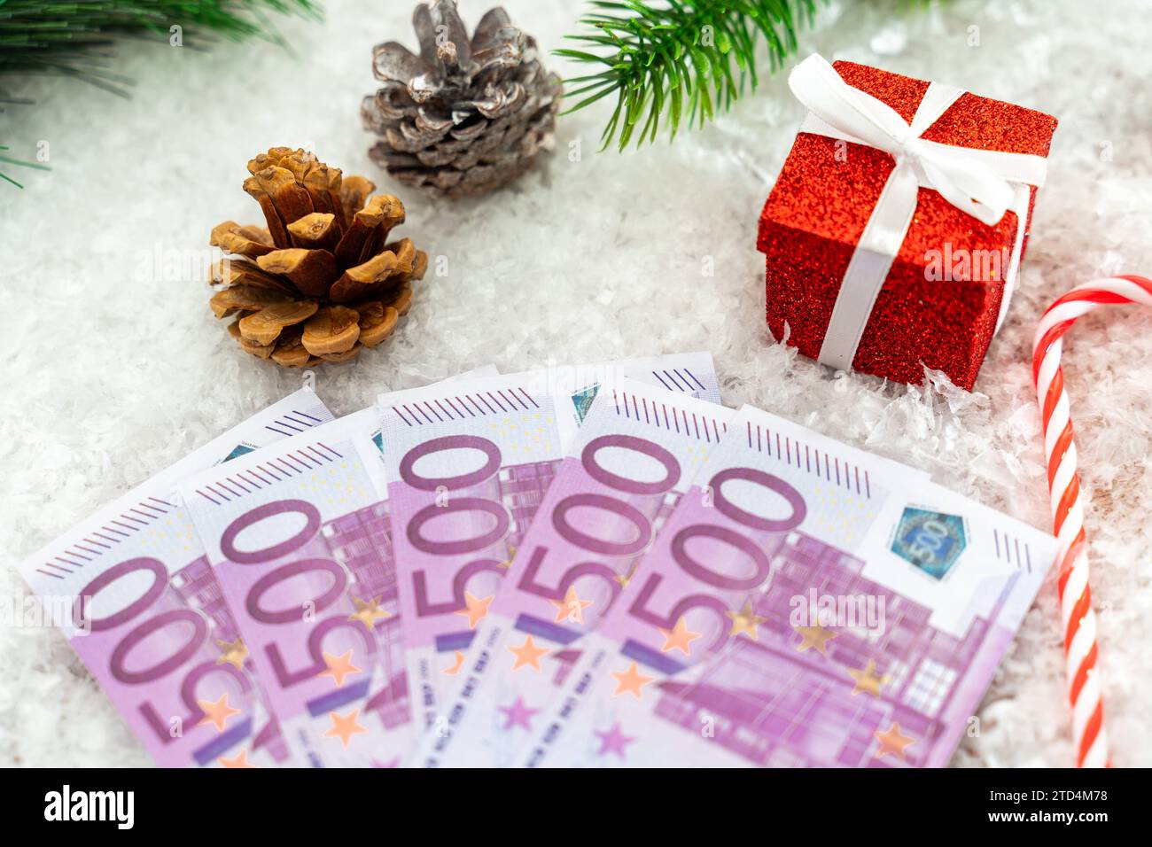 15. Dezember 2023: Geld für Weihnachten Konzept, Euro Bargeld Scheine in Schnee zwischen Winterdekoration und Geschenken *** Geld zu Weihnachten Konzept, Euro Bargeld Scheine in Schnee zwischen winterlicher Dekoration und Geschenken Stockfoto