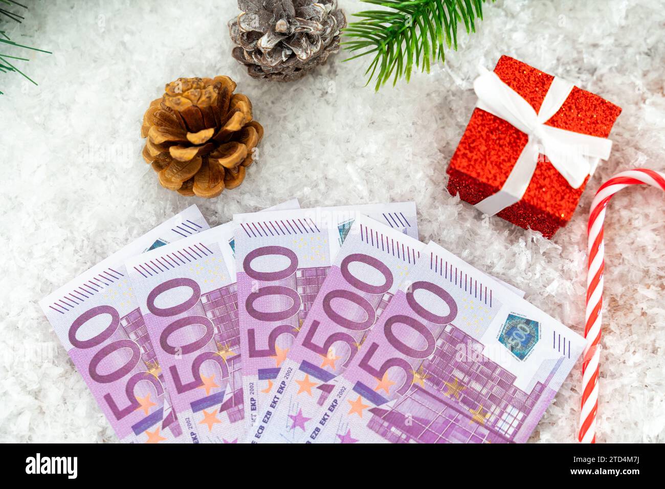 15. Dezember 2023: Geld für Weihnachten Konzept, Euro Bargeld Scheine in Schnee zwischen Winterdekoration und Geschenken *** Geld zu Weihnachten Konzept, Euro Bargeld Scheine in Schnee zwischen winterlicher Dekoration und Geschenken Stockfoto