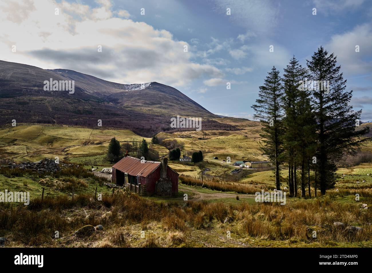 Eine Hirtenhütte an den Hängen von Blarmacfoldach in der Nähe von Ben Nevis, Highlands, Schottland. Stockfoto