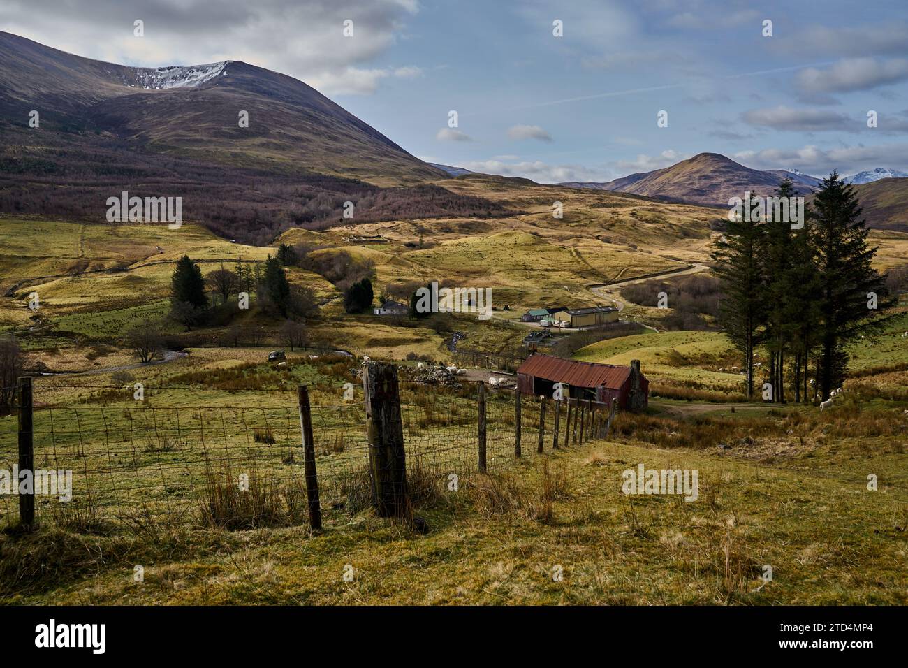 Eine Hirtenhütte an den Hängen von Blarmacfoldach in der Nähe von Ben Nevis, Highlands, Schottland. Stockfoto