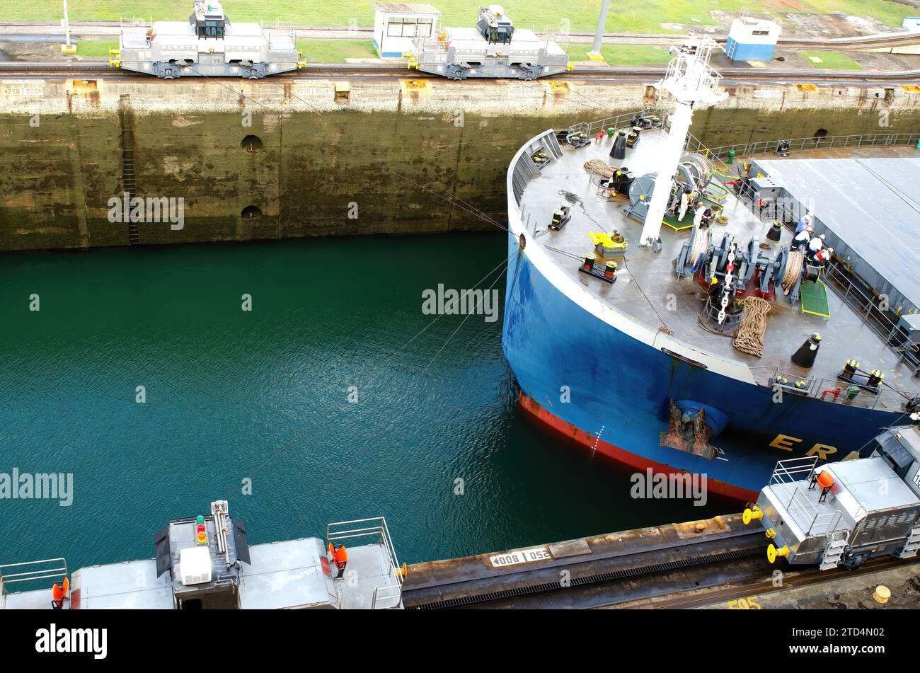 Tankschiff-Bug-Detail mit Crew bei der Arbeit, in die Kanalschleusen von Miraflores im Panamakanal Stockfoto