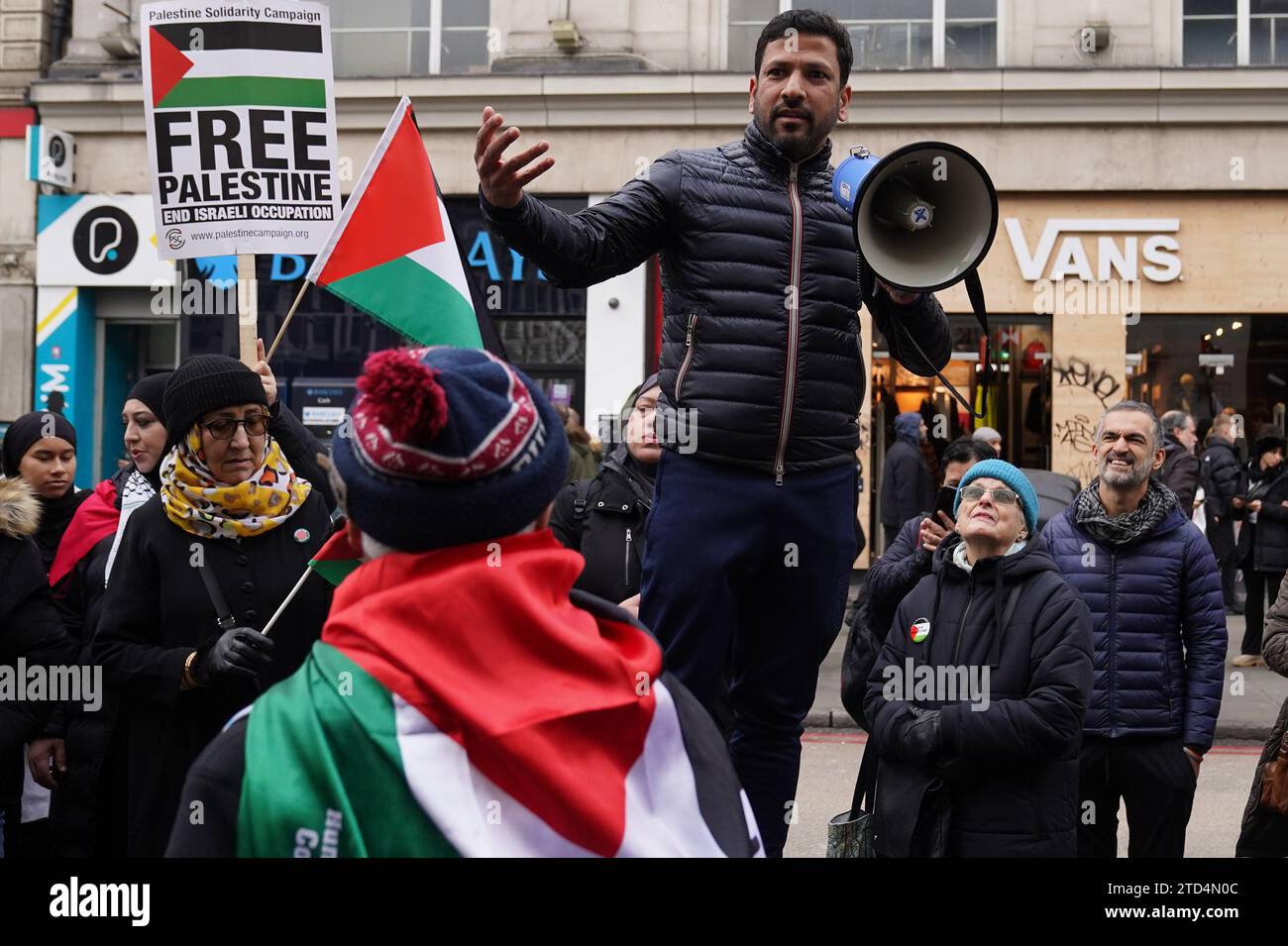 Die Menschen nehmen an einem Protest Teil, als Teil des Aktionstages der Stop the war Coalition for Palestine in Camden Town im Norden Londons. Bilddatum: Samstag, 16. Dezember 2023. Stockfoto