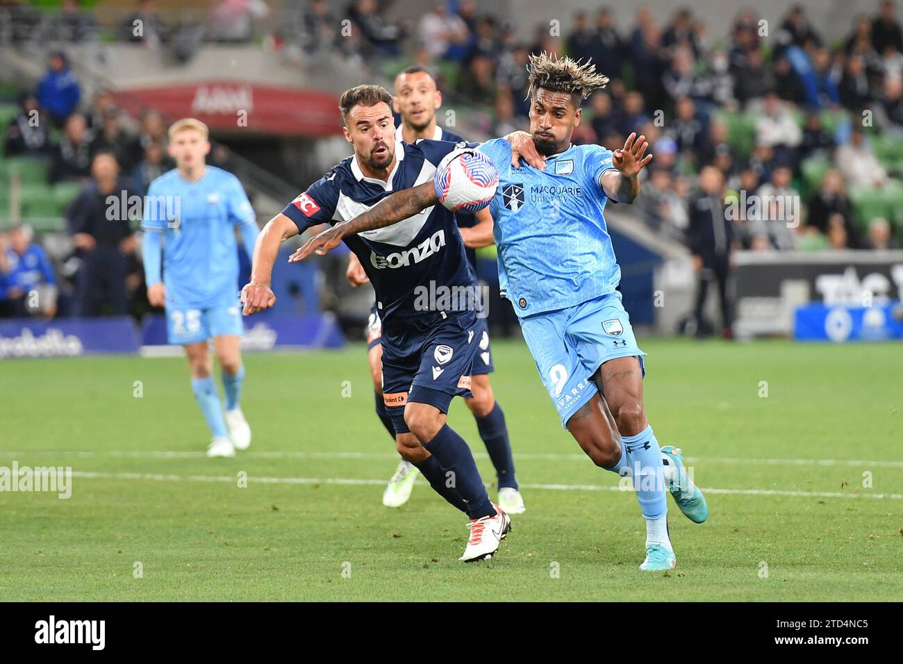 MELBOURNE, AUSTRALIEN 16. Dezember 2023. Sydney FC Stürmer Fabio Gomes Netto(9)(rechts) im A-Liagues-Fußball, Melbourne Victory FC gegen Sydney FC im AAMI Park in Melbourne. Quelle: Karl Phillipson/Alamy Live News Stockfoto