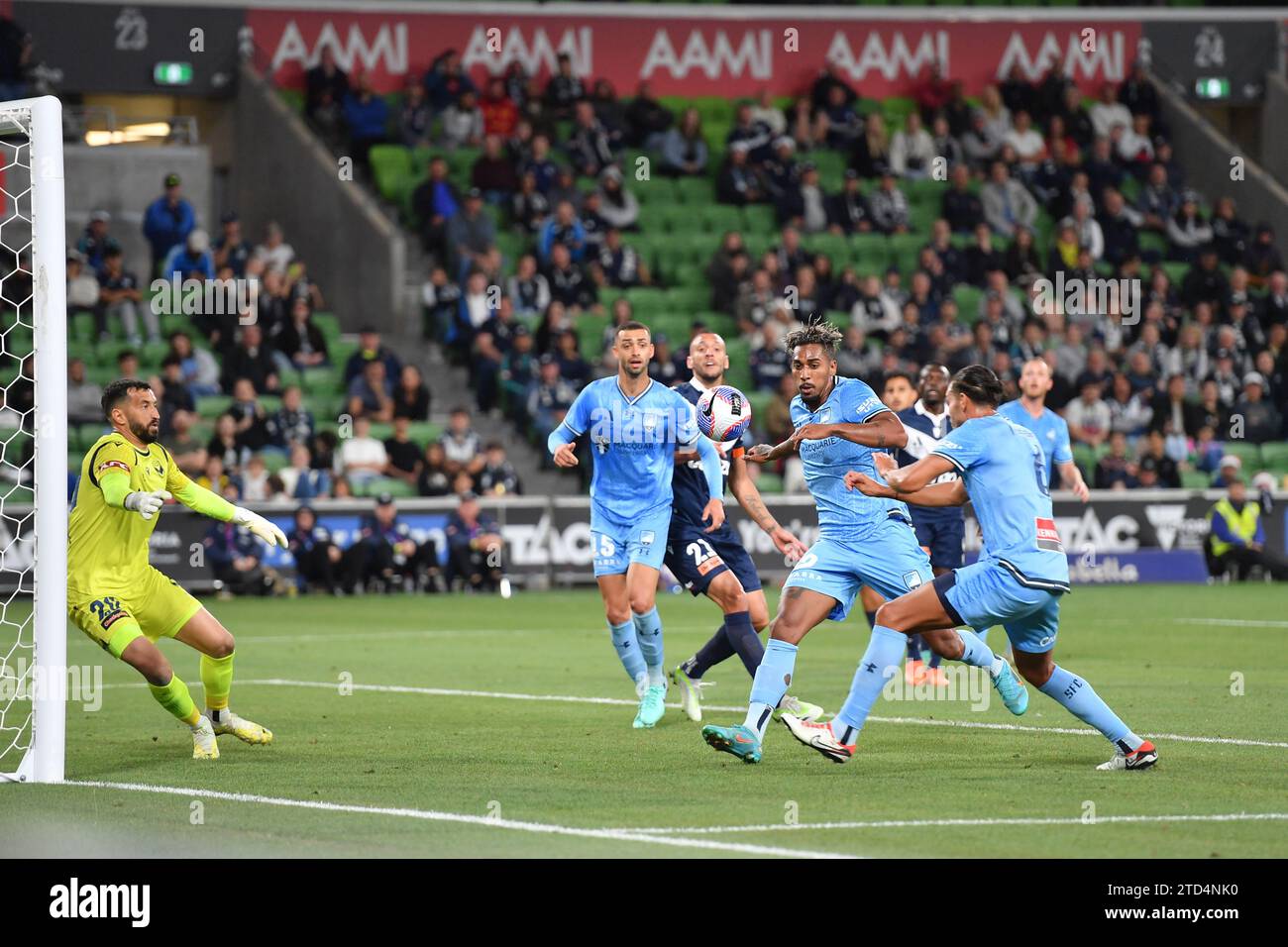 MELBOURNE, AUSTRALIEN 16. Dezember 2023. Fabio Gomes Netto beobachtet den Ball, während er sich auf Melbourne Victory Torhüter Paul Izzo (20) und das Siegesnetz während des A Liagues Soccer, Melbourne Victory FC gegen Sydney FC im AAMI Park in Melbourne zubewegt. Quelle: Karl Phillipson/Alamy Live News Stockfoto