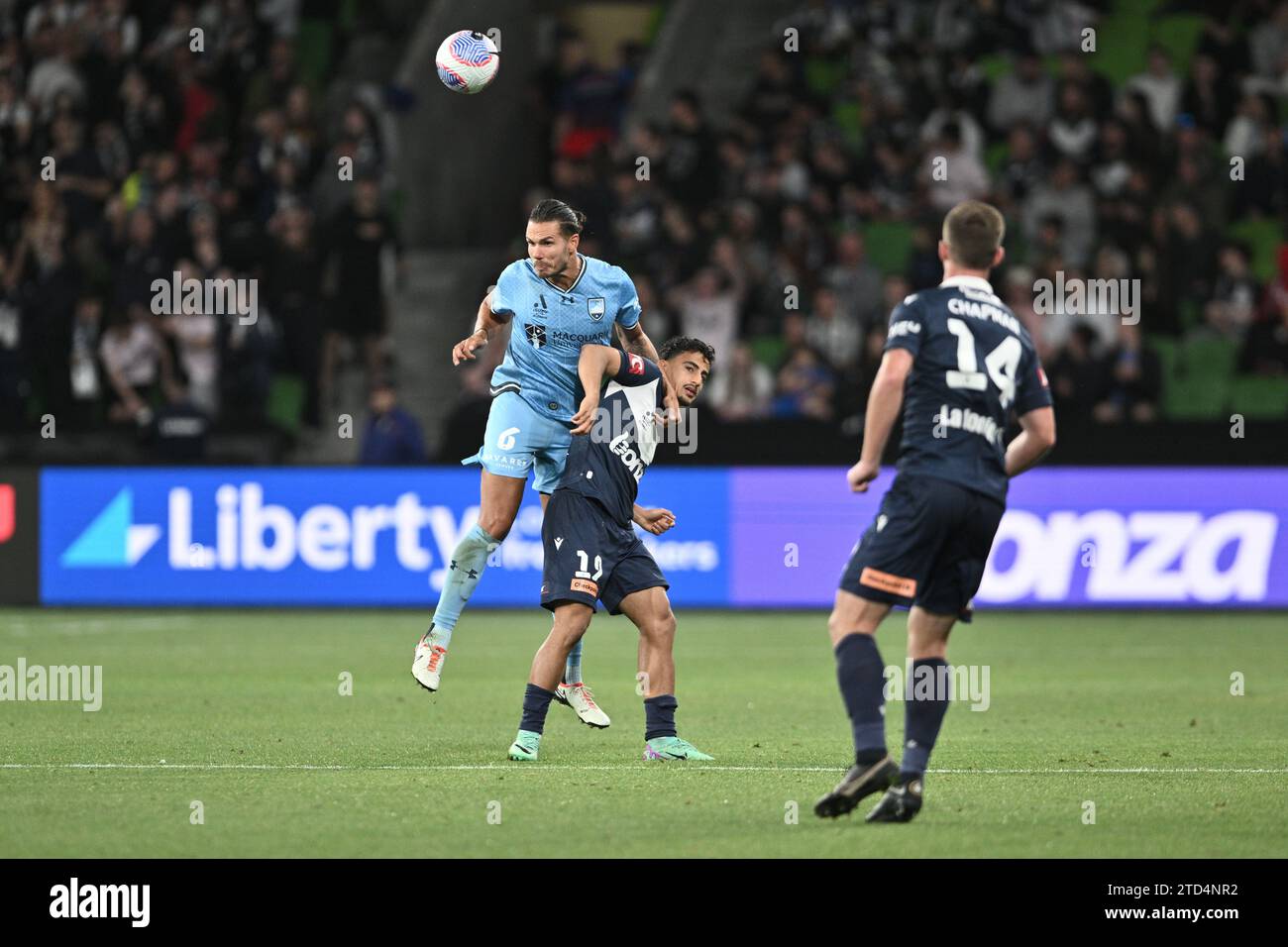 MELBOURNE, AUSTRALIEN 16. Dezember 2023. Der Sydney FC-Verteidiger Jack Rodwell (6) tritt gegen den Melbourne Victory-Mittelfeldspieler Daniel Arzani (19) während der A Leagues Soccer auf, Melbourne Victory FC gegen Sydney FC im Melbourne AAMI Park. Quelle: Karl Phillipson/Alamy Live News Stockfoto