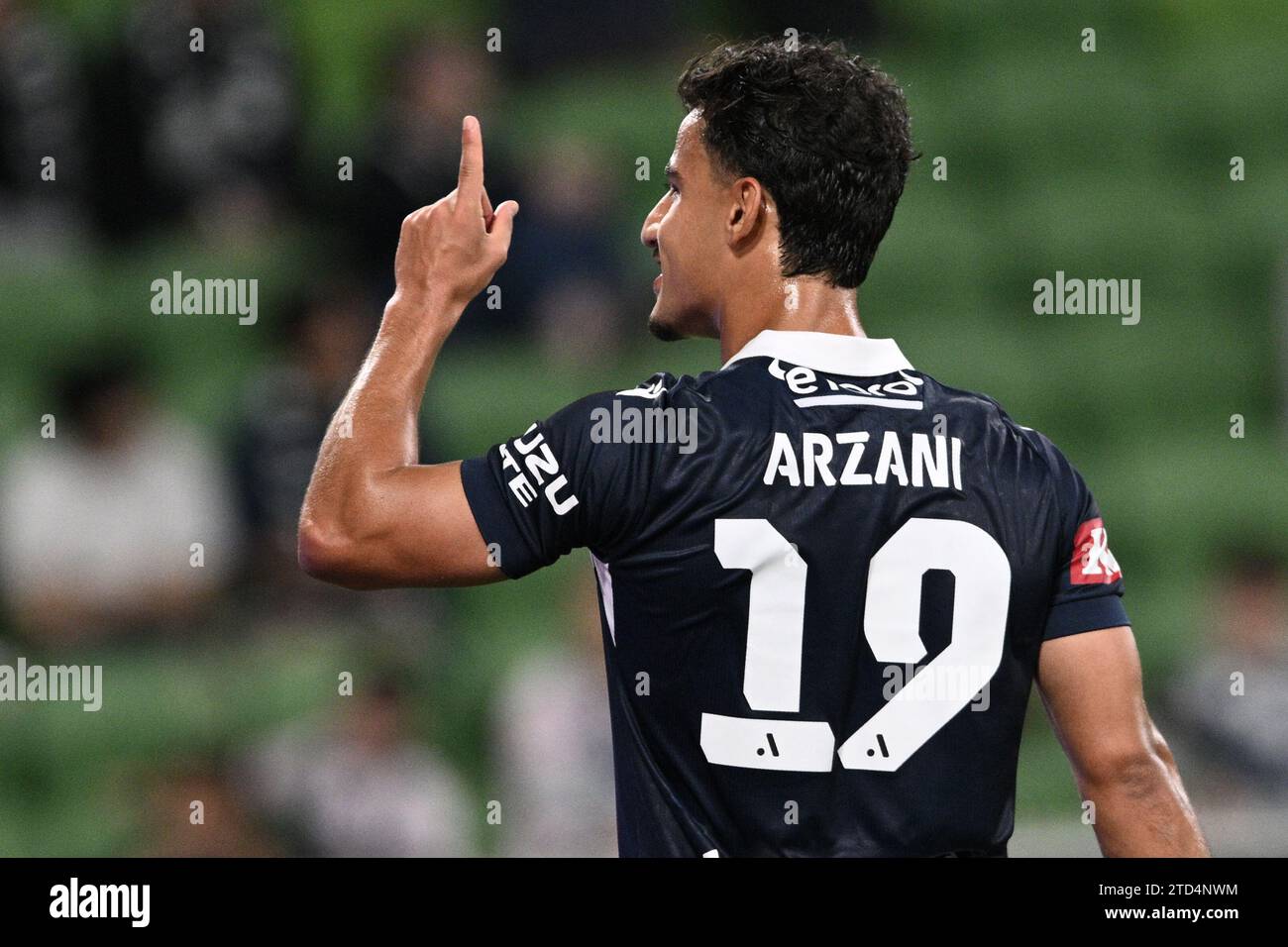 MELBOURNE, AUSTRALIEN 16. Dezember 2023. Der Mittelfeldspieler Daniel Arzani (19) von Melbourne Victory grüßt die Fans des Sieges, als er vom Feld spaziert, nachdem er während der A Liagues Soccer, Melbourne Victory FC gegen Sydney FC, im AAMI Park in Melbourne ersetzt wurde. Quelle: Karl Phillipson/Alamy Live News Stockfoto