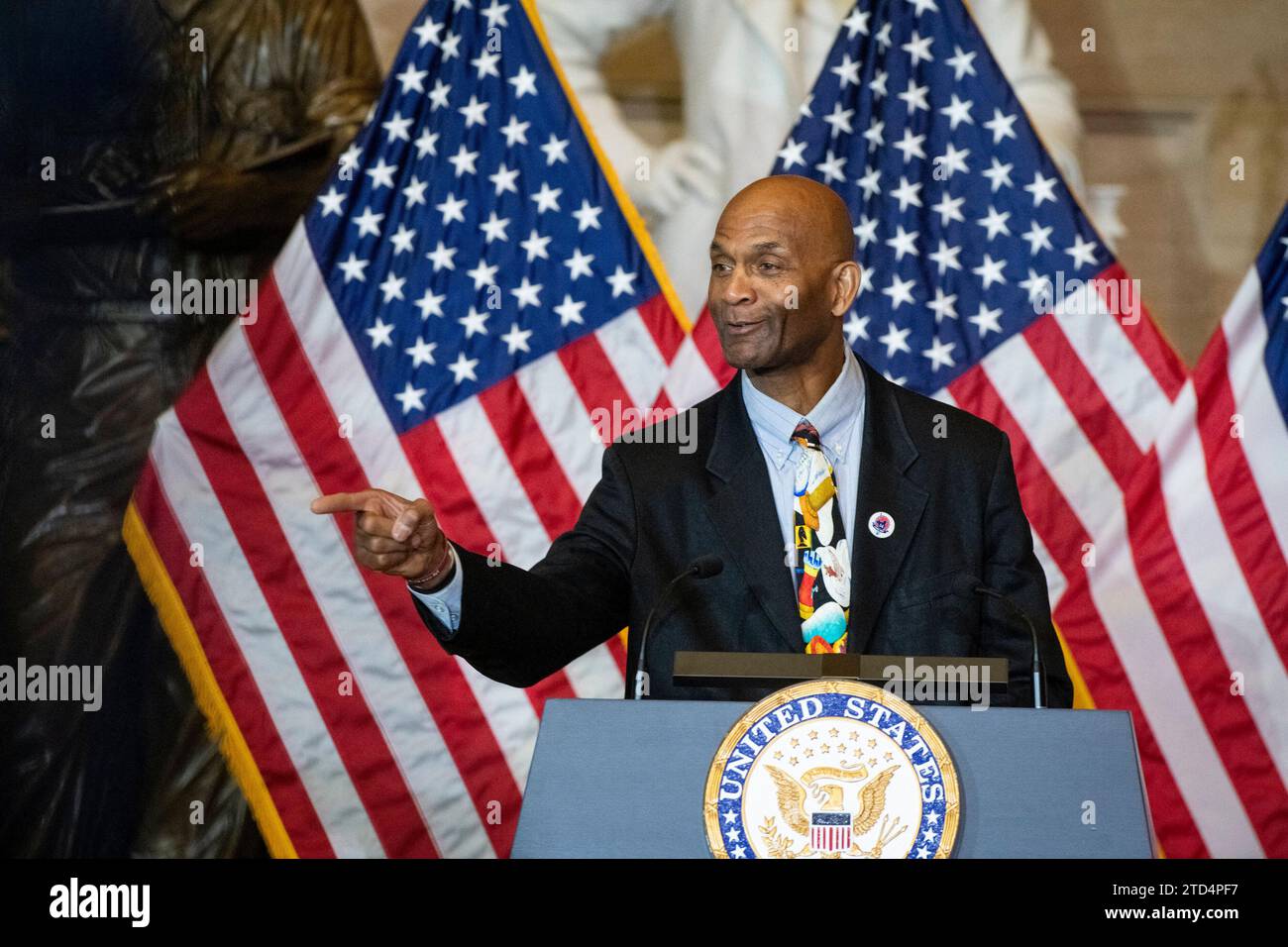 Larry Doby, Jr., spricht über seinen Vater Larry Doby während einer Zeremonie der Goldmedaille des Kongresses zu Ehren von Larry Doby in der Statuary Hall des Kapitols der Vereinigten Staaten in Washington, DC, Mittwoch, den 13. Dezember 2023. Im Juli 1947 war Larry Doby der zweite schwarze Spieler, der die Farbbarriere des Baseballs durchbrach, und der erste schwarze Spieler in der American League, als er bei den Cleveland Indians unterschrieb. (EINSCHRÄNKUNG: KEINE tägliche Post. KEINE New York oder New Jersey Zeitungen oder Zeitungen im Umkreis von 75 Meilen um New York City.) Foto: Rod Lamkey / CNP/ABACAPRESS.COM Stockfoto