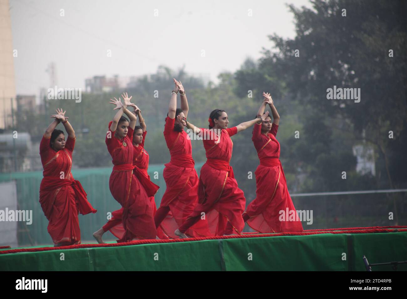 Dhaka Bangladesch 16. Dezember 2023, anlässlich des Großen Siegestages, führten Künstler Tanz auf dem zentralen Spielplatz der Dhaka University durch Stockfoto