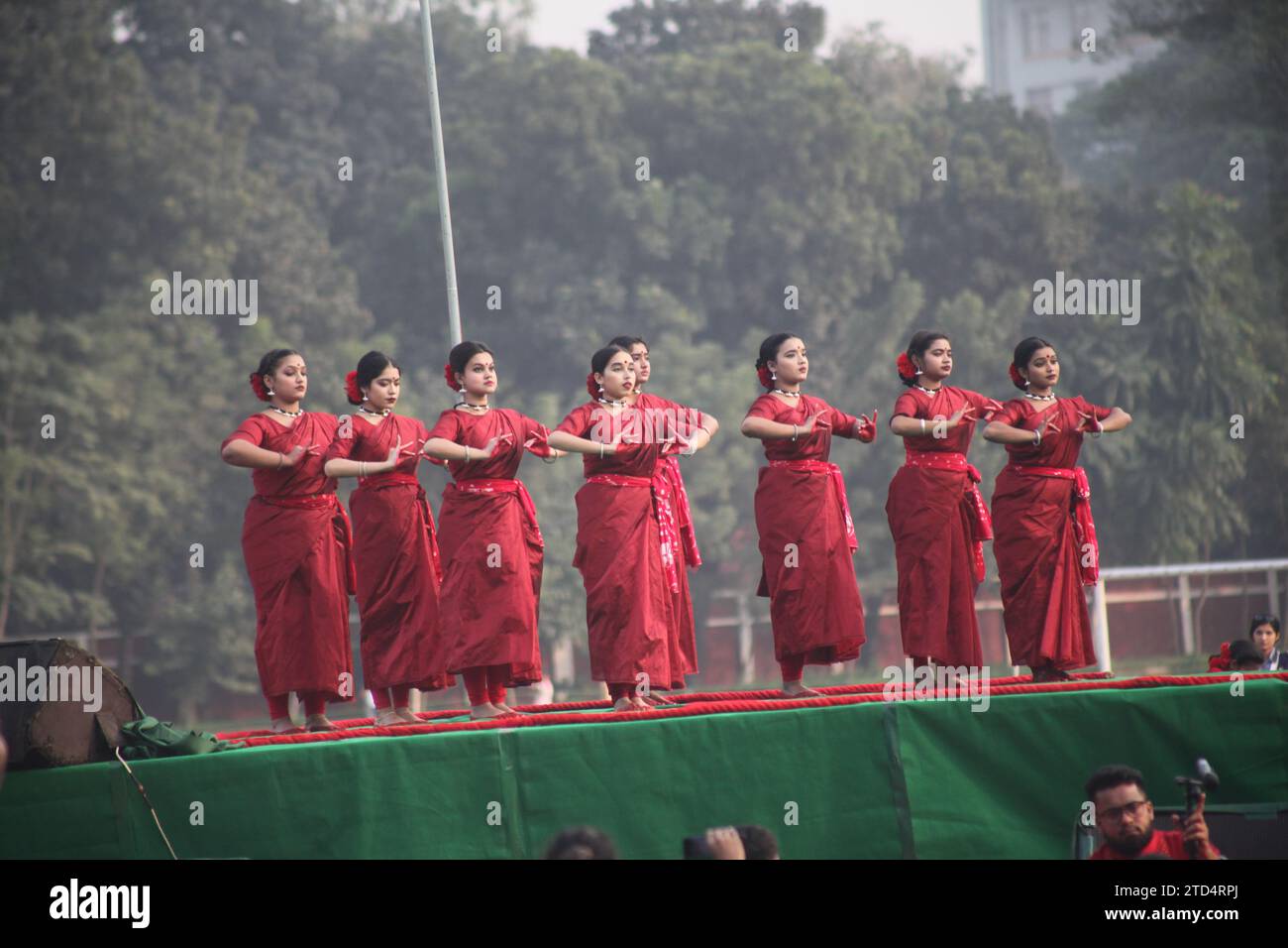 Dhaka Bangladesch 16. Dezember 2023, anlässlich des Großen Siegestages, führten Künstler Tanz auf dem zentralen Spielplatz der Dhaka University durch Stockfoto