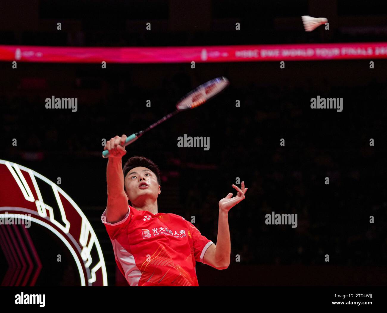 (231216) -- HANGZHOU, 16. Dezember 2023 (Xinhua) -- Shi Yuqi tritt im Halbfinale der Männer zwischen Shi Yuqi aus China und Jonatan Christie aus Indonesien an den BWF World Tour Finals 2023 in Hangzhou aus der ostchinesischen Provinz Zhejiang am 16. Dezember 2023 an. (Xinhua/Sun Fei) Stockfoto