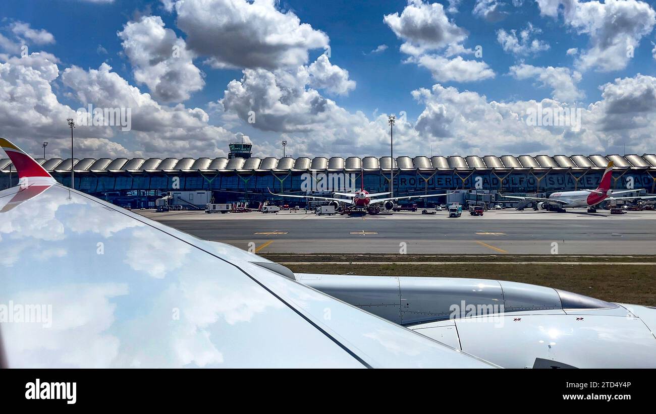 Madrid, Spanien; 3. Dezember 2023: Neue Generation von Großraumflugzeugen fährt auf den Start- und Landebahnen des Barajas International Airport in der Stadt Stockfoto