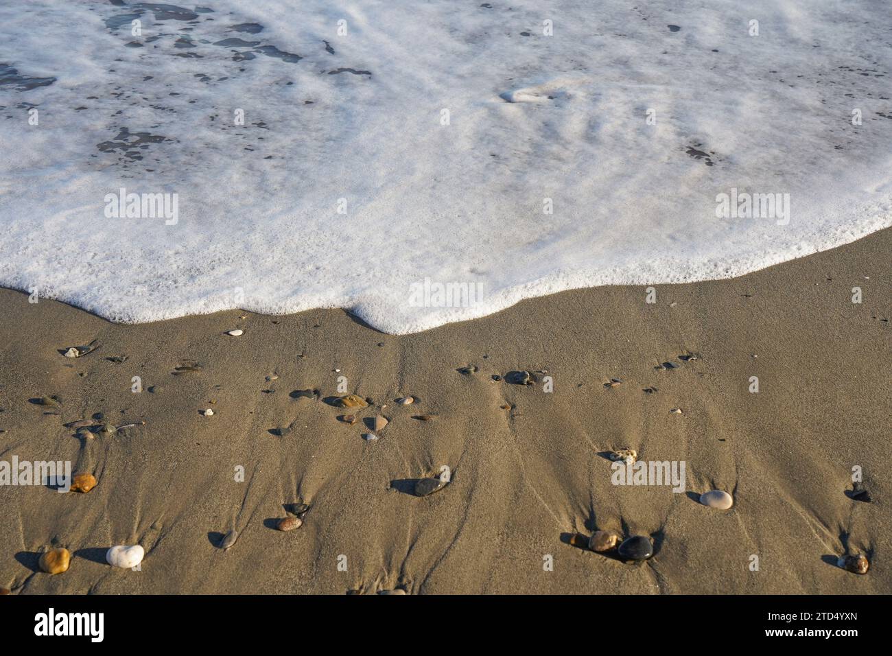 Die Flut zieht am Strand ein. Spanien. Stockfoto