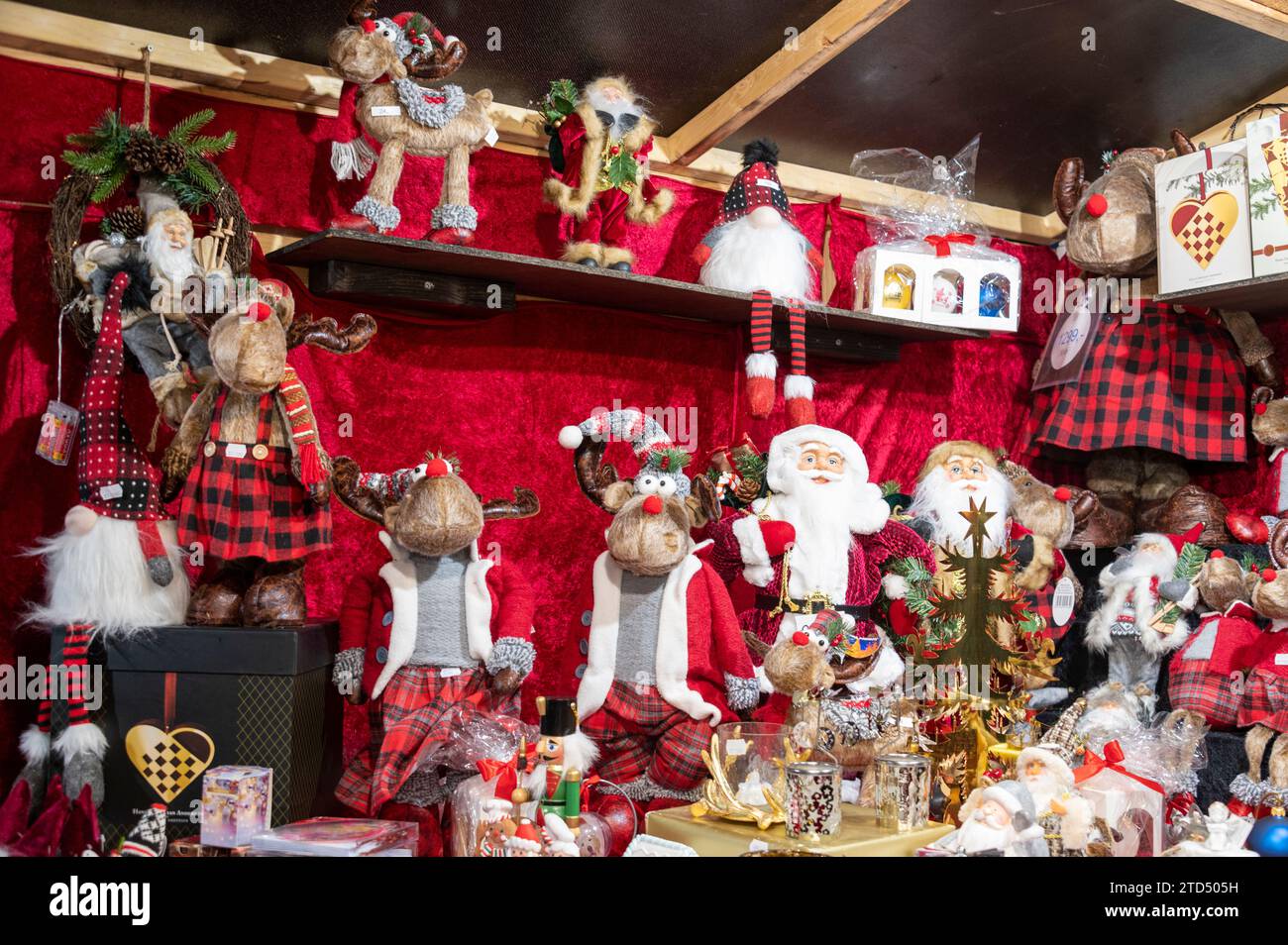 Handgemachte nordische Weihnachtsfiguren auf einem Julemark (Weihnachtsmarkt) in Kopenhagen in Dänemark. Stockfoto