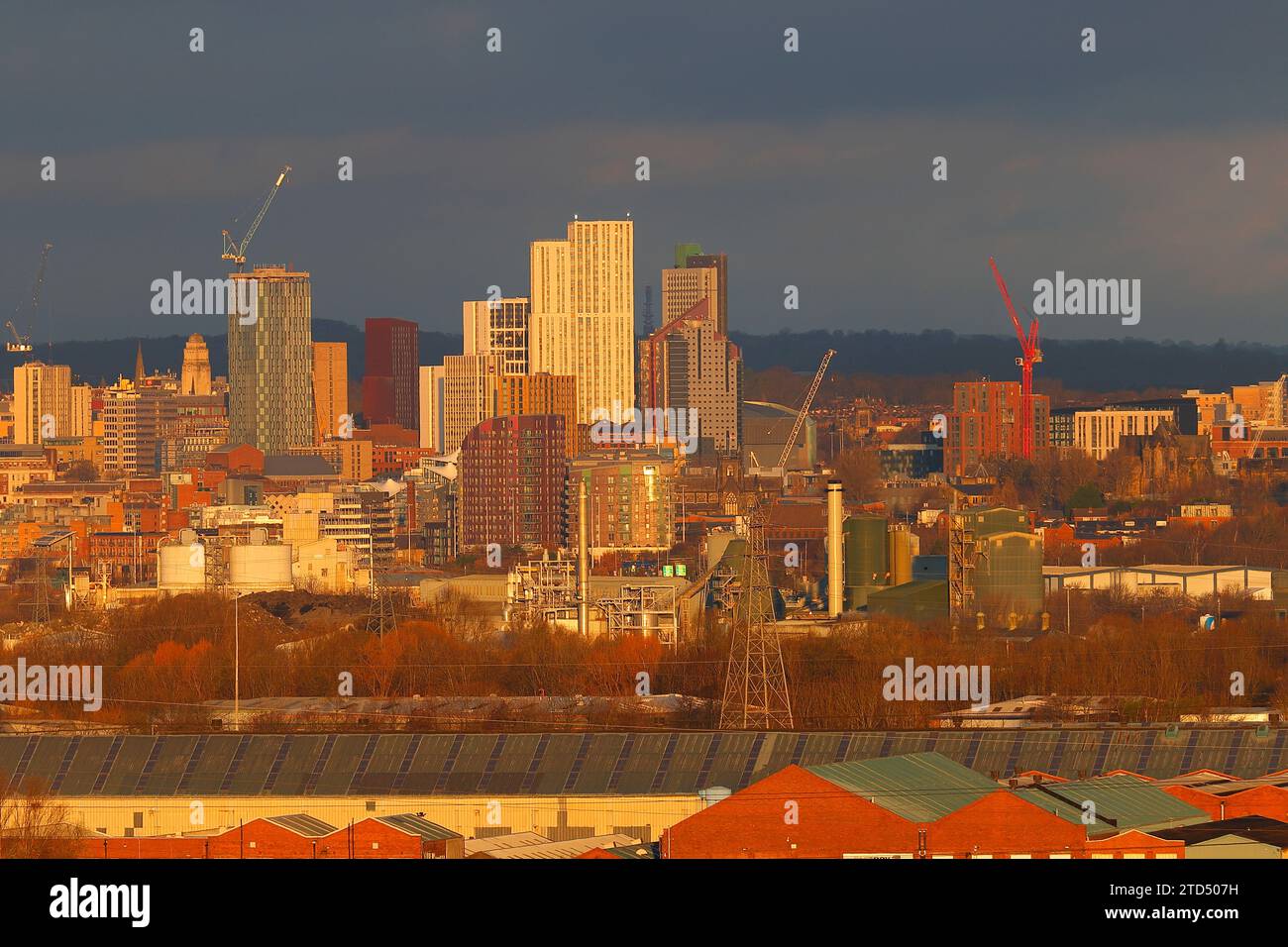 Ein Blick auf die hohen Gebäude des Arena Quarter-Abschnitts des Leeds City Centre aus einer Entfernung von 5 Meilen entfernt Stockfoto