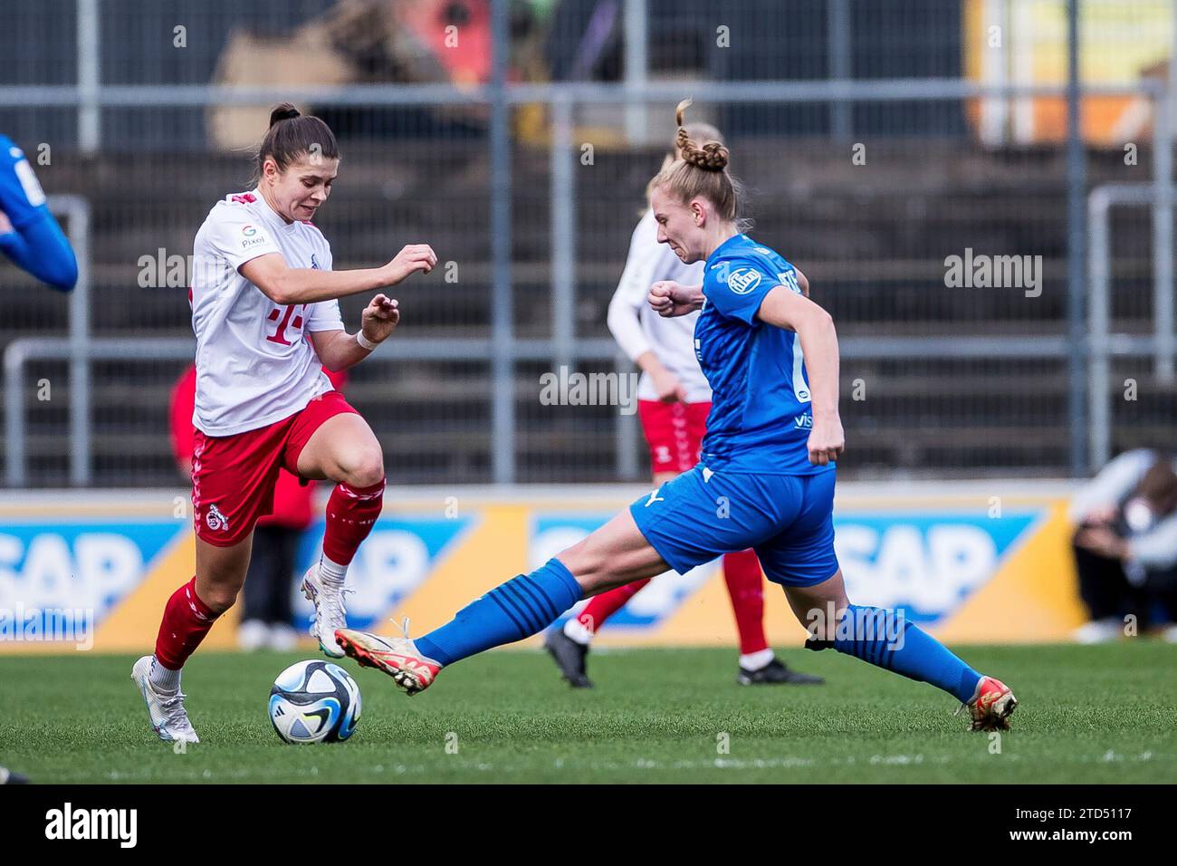 ZWEIKAMPF Martyna Wiankowska (1. FC K?ln, #26), Annalena Rieke (SGS Essen, #17) GOOGLE PIXEL Frauen Bundesliga, 1. FC K?ln - SGS Essen, Köln, Franz-Kremer-Stadion am 16.12.2023 DFB-VORSCHRIFTEN VERBIETEN JEDE VERWENDUNG VON FOTOGRAFIEN ALS BILDSEQUENZEN UND/ODER QUASI-VIDEO. Stockfoto