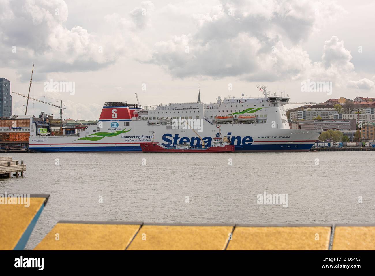 Göteborg, Schweden - 4. Mai 2022: Stena Jutlandica wird von einem Bunkerschiff betankt. Stockfoto