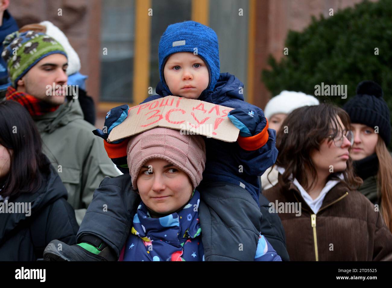 Kiew, Ukraine. Dezember 2023. Aktivisten halten Plakate, die ihre Meinung während einer Demonstration in der Nähe des Kiewer Stadtrates zum Ausdruck bringen, um die Zuweisung von mehr Geld für die ukrainischen Streitkräfte zu fordern. Aktivisten sind empört über die Reaktion des Kiewer Bürgermeisters Vitaliy Klitschko, der sie bei einer früheren Kundgebung am 14. Dezember diskreditieren wollte und sagte: „Wer Geld von den Streitkräften der Ukraine verlangt, sollte an die Front geschickt werden“, und fordern auch eine Erhöhung des Verteidigungsbudgets der Stadt für die Streitkräfte. (Foto: Aleksandr Gusev / SOPA Images/SIPA USA) Credit: SIPA USA/Alamy Stockfoto